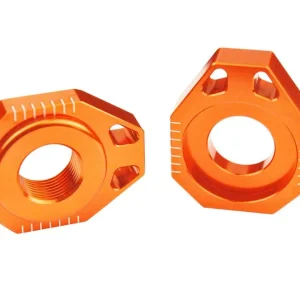 Ostatnie sztuki SCAR NOWY RACING NAPINACZE (NAPINACZ) TYLNEJ OŚKI (OSI) KTM 125-525 SX SX-F XC XC-F ‘13-‘26, HUSQVARNA TC 125, FC 250-450 ‘16-‘22, TC 250, FX 350/450 ‘17-‘22 KOLOR POMARAŃCZOWY