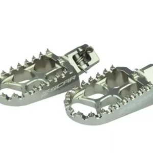 SCAR RACING PODNÓŻKI PEGI ALUMINIOWE KTM SX/EXC ‘23- , HUSQVARNA ‘23-, GASGAS ‘24-, SHERCO ‘08-‘25, BETA RR ‘05-‘19, HUSABERG ‘08-‘14 KOLOR TYTANOWY (SREBRNY) Oferta czasowa