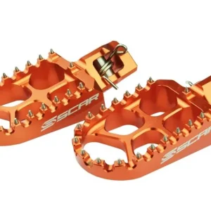 SCAR RACING PODNÓŻKI PEGI ALUMINIOWE KTM SX/EXC ‘23- , HUSQVARNA ‘23-, GASGAS ‘24-, SHERCO ‘08-‘25, BETA RR ‘05-‘19, HUSABERG ‘08-‘14 KOLOR POMARAŃCZOWY Wyprzedaż