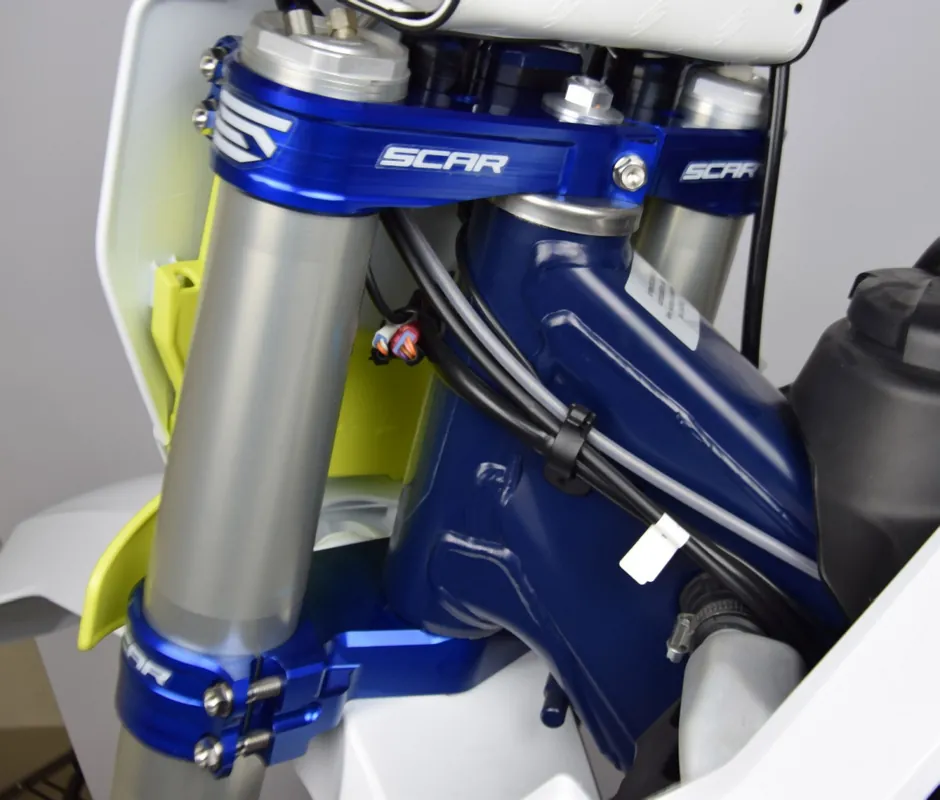 SCAR RACING PÓŁKI ZAWIESZENIA PRZEDNIEGO HUSQVARNA 125-450 TC/FC ‘14-‘22, 125-501 TE/FE/TX ‘14-‘23 KOLOR NIEBIESKI Bezpieczne zakupy