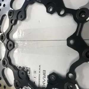 Najlepsza cena NG TARCZA HAMULCOWA PRZÓD Z ADAPTEREM OVERSIZE (320X127X5) KTM EXC / SIX DAYS 450 / 500 / 530 ‘09-‘25, EXC / SM 150 / 250 / 300 ‘19-‘25, EXC 125 SIX DAYS ‘10-‘17 (NG725K11; NG725KOV11) - powystawowa - ślady montażu